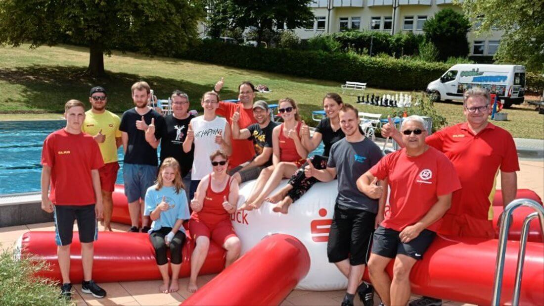 Gruppenbild vom DLRG im Schwimmbad zum Familientag