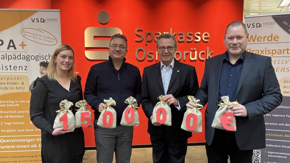 Bild Spende Sparkasse an Akademie Sonnenwinkel