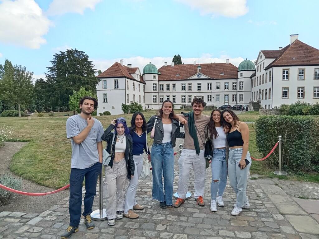 Foto vor dem Schloss Hünnefeld