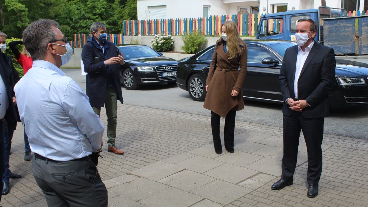 Niedersachsens Innenminister Boris Pistorius, Landrätin Anna Kebschull und VSD-Geschäftsführer Tim Ellmer tragen Masken